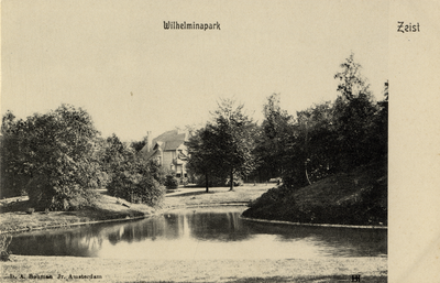 16251 Gezicht in het Wilhelminapark met vijver en gemengde bomen en struiken te Zeist uit het zuidwesten.